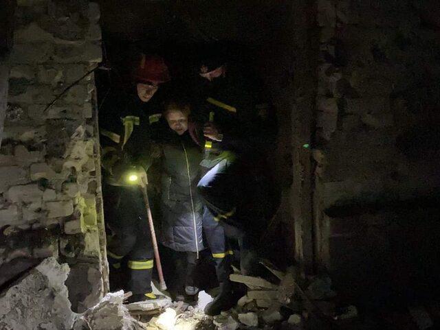 SİVİL HALKA KAMYONLARDAN SİLAH DAĞITTILAR